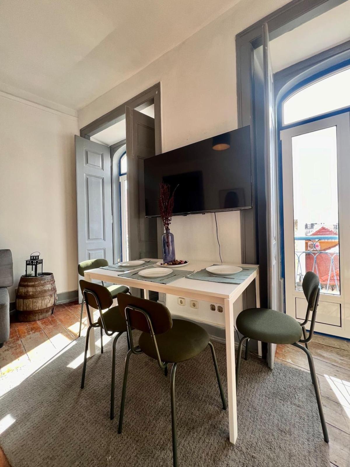 3 Bedroom With Balcony Apartment Lisbon